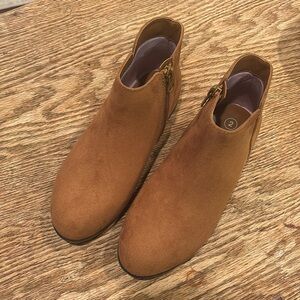 NWOT Girls cat & jack brown suede boots